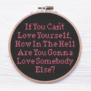Może przedstawiać: Haftowany obręcz z czarnym materiałem i różowymi literami, które brzmią: "Jeśli nie potrafisz kochać siebie, jak diabli będziesz kochać kogoś innego?"