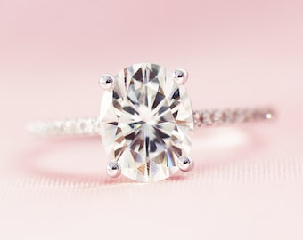 Charles & Colvard Forever Clásico 7x9mm Oval Moissanite Anillo de compromiso diamante acento sólido 14K oro blanco anillo de boda anillo de aniversario