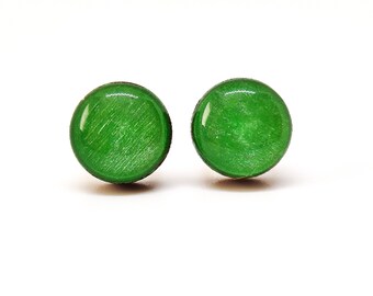 Op de afbeelding: Een paar groene ronde oorbel studs. De oorbellen hebben een glanzende, glanzende afwerking.