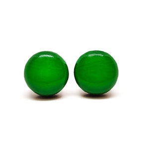 Op de afbeelding: Een paar groene ronde oorbel studs. De oorbellen zijn gemaakt van een glad, glanzend materiaal.