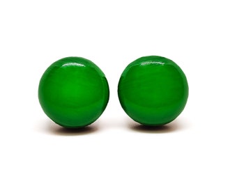 Op de afbeelding: Een paar groene ronde oorbel studs. De oorbellen zijn gemaakt van een glad, glanzend materiaal.