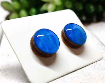 Brincos de pino azuis | Brincos de madeira e resina de 10 mm | Brincos de pino com bolinhas azuis | Presente para meninas e mulheres | Pinos de aço inoxidável para orelhas sensíveis