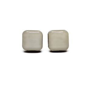 グレーのスクエアスタッドピアス | 10 mm ウッド&樹脂ピアス | ミニマリスト シンプル スモール | 女の子へのギフト 女性へのギフト | 敏感な耳にも使えるスチールポスト