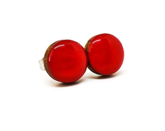 Roze rode oorknopjes | 10 mm Hout & Hars Oorbellen | Rode stip oorknopjes | Dames cadeau | Roestvrijstalen palen voor gevoelige oren