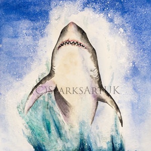 Op de afbeelding: Waterverfschilderij van een witte haai die uit het water springt. De haai heeft een witte buik, een grijze rug en een open bek, omringd door waterspatten tegen een blauwe lucht. Het kunstwerk is gesigneerd.