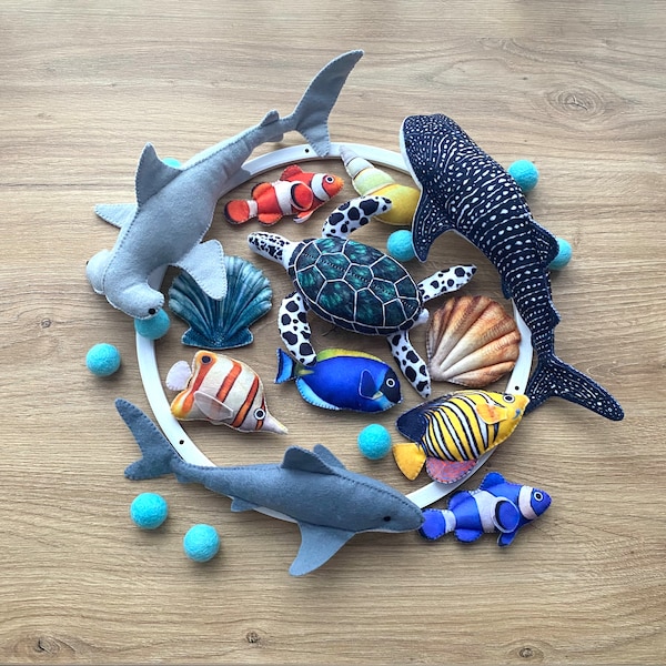 Mobiletto in feltro per neonati a tema oceano. Decorazione per culla in stile costiero. Marine. Regalo per baby shower a tema costiero. Mobiletto unisex per neonati. Regalo unisex per neonati a tema oceano.