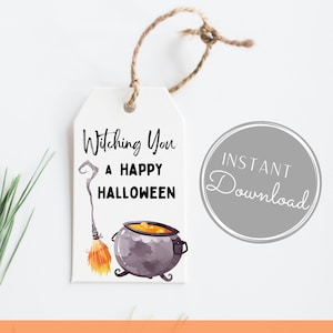 Op de afbeelding: Een wit cadeau-etiket met de tekst "Witching You A Happy Halloween" en een aquarel-illustratie van een ketel en een bezem.