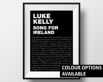 Könnte beinhalten: Schwarz-weißer druckbarer Kunstdruck mit den Texten des Songs "Song for Ireland" von Luke Kelly. Die Texte sind in einer kursiven Schriftart geschrieben und auf einem schwarzen Hintergrund zentriert.
