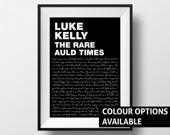 Könnte beinhalten: Schwarz-weißes druckbares Wandbild mit den Texten des Songs "The Rare Auld Times" von Luke Kelly. Die Texte sind in einer kursiven Schriftart gedruckt und der Titel ist fett gedruckt.