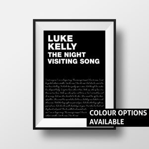 Pode incluir: Impressão de arte imprimível em preto e branco com a letra da música "The Night Visiting Song" de Luke Kelly. A letra está impressa em uma fonte cursiva e o título está em negrito, sem serifa.