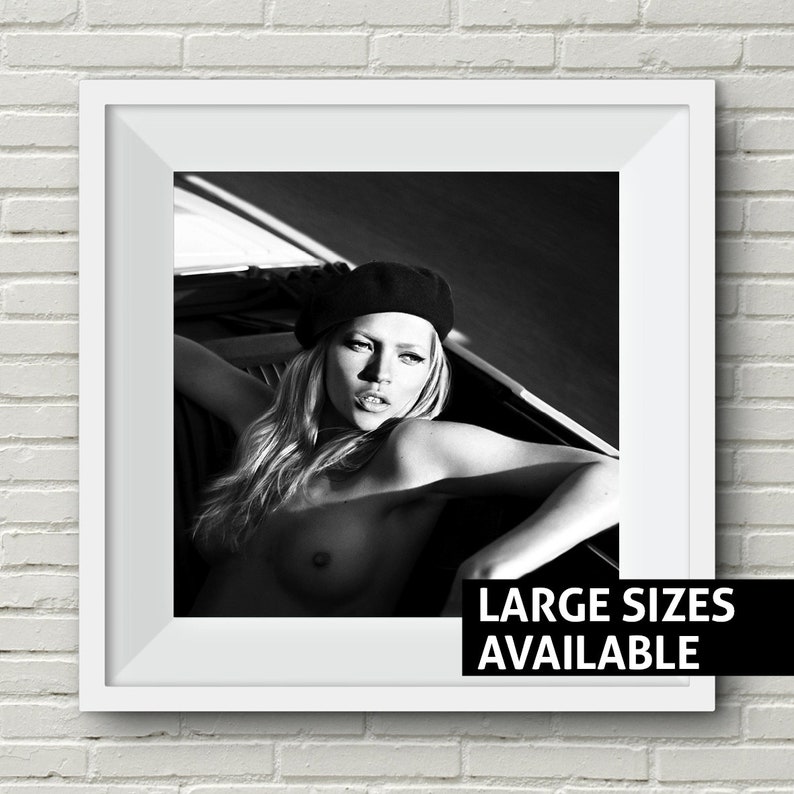 Peut inclure: Photographie en noir et blanc d'une femme portant un b&eacute;ret noir. Elle est assise dans une voiture et regarde directement la cam&eacute;ra. Le texte "LARGE SIZES AVAILABLE" est imprim&eacute; en bas de l'image.