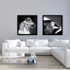 Peut inclure: Deux photographies encadr&eacute;es en noir et blanc accroch&eacute;es &agrave; un mur blanc au-dessus d'un canap&eacute; d'angle blanc. La photo de gauche montre un couple qui s'embrasse. La photo de droite montre une femme portant un b&eacute;ret et regardant la cam&eacute;ra.