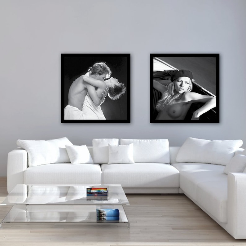 Peut inclure: Deux photographies encadr&eacute;es en noir et blanc accroch&eacute;es &agrave; un mur blanc au-dessus d'un canap&eacute; d'angle blanc. La photo de gauche montre un couple qui s'embrasse. La photo de droite montre une femme portant un b&eacute;ret et regardant la cam&eacute;ra.