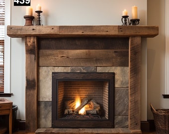 Può includere: Un camino rustico con un caminetto in legno e una cornice in pietra. Il camino presenta un focolare in metallo nero con fuoco acceso e finti ceppi. Due candelabri con candele accese sono sul caminetto. Il numero "439" è nell'angolo in alto a sinistra.