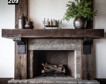 Puede incluir: Una chimenea rústica con una repisa de madera y un marco de piedra. La repisa contiene tarros decorativos, velas y un jarrón de metal con vegetación. La abertura de la chimenea contiene una rejilla metálica con troncos. El número "209" está en la esquina superior izquierda.