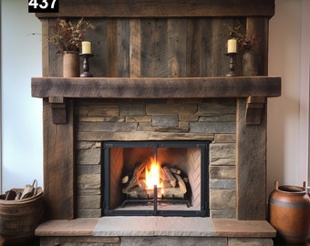 Könnte beinhalten: Rustikaler Steinkamin mit hölzernem Mantel und Einfassung. Der Kamin hat ein brennendes Feuer hinter einem Glasschirm. Kerzen und getrocknete Pflanzen stehen auf dem Kaminsims. Ein Holzfass und ein Korb befinden sich auf beiden Seiten.