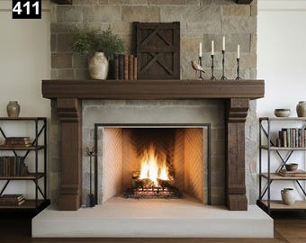 Op de afbeelding: Een open haard met een stenen muur en een donkere houten mantel. De open haard heeft een brandend vuur binnenin. Decoratieve items op de mantel zijn onder meer boeken, een vaas en een vogelbeeldje. Het nummer "411" staat in de linkerbovenhoek.