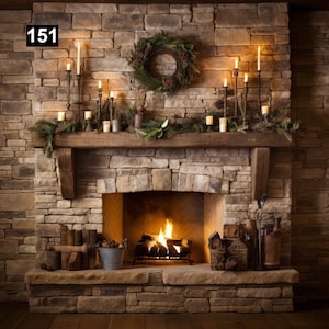 Peut inclure: Une cheminée en pierre avec un manteau en bois orné de bougies, de verdure et d'une couronne. Le feu est allumé et il y a des objets décoratifs sur le foyer, dont des livres et un seau en métal. Le numéro "151" est dans le coin supérieur gauche.