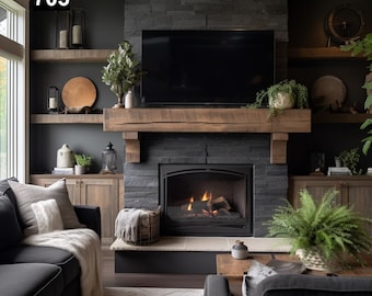 Op de afbeelding: Een gezellige woonkamer met een open haard, een grote flatscreen-tv en houten planken. De open haard heeft een zwarte stenen omlijsting en een houten mantel. Een donkergrijze bank en een houten salontafel staan op de voorgrond. Het nummer "703" is zichtbaar.