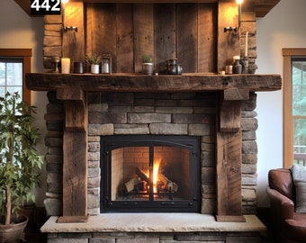 Op de afbeelding: Een rustieke stenen open haard met een houten mantel en steunen. De open haard heeft een zwarte metalen deur en een vuur dat binnen brandt. De mantel is versierd met kaarsen en kleine planten. Het nummer "442" is linksboven zichtbaar.