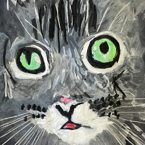 Op de afbeelding: Een schilderij van een grijze kat met grote, felgroene ogen en een witte snuit. De kat heeft een roze neus en een rode mond. De tekst "WHAT NOW" staat in het wit in de linkerbovenhoek. Het kunstwerk bevat zichtbare, textuurrijke penseelstreken.