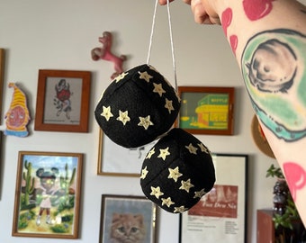 Dados de la suerte colgantes con estrellas negras y amarillas // Decoración celestial para coche // Amuleto bohemio para espejo retrovisor