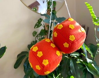 Dados peludos naranjas de gran tamaño con flores amarillas / Dije colgante para espejo retrovisor con un toque moderno de los años 70