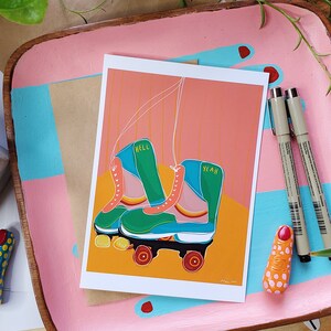 Puede incluir: Una ilustraci&oacute;n colorida de un par de patines con las palabras "Hell Yeah" escritas en ellos. Los patines son verdes, azules y rosas con ruedas naranjas. El fondo es de color melocot&oacute;n.