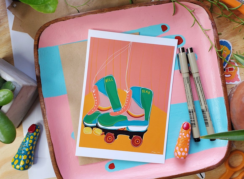 Puede incluir: Una ilustraci&oacute;n colorida de un par de patines con las palabras "Hell Yeah" escritas en ellos. Los patines son verdes, azules y rosas con ruedas naranjas. El fondo es de color melocot&oacute;n.
