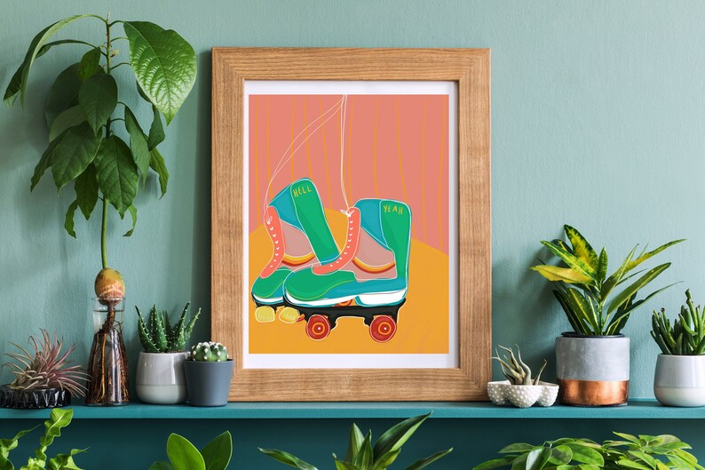 Puede incluir: Una impresi&oacute;n enmarcada de una ilustraci&oacute;n colorida de un par de patines con las palabras "Hell Yeah" en ellos. El fondo es de color melocot&oacute;n con rayas amarillas.