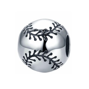 Könnte beinhalten: Silberner Anhänger in Form eines Baseballs. Der Anhänger hat ein detailliertes Design der Baseballnähte.