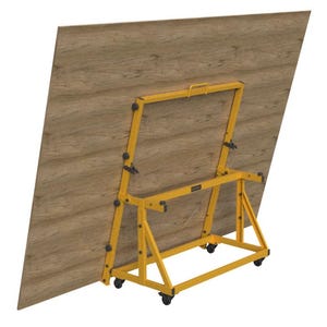 Peut inclure: Un chariot à panneaux en métal jaune doté d'un cadre rectangulaire et de quatre roues pivotantes, supportant une grande plaque rectangulaire en stratifié imitation bois clair. Le chariot comprend des bras de support réglables et une poignée.