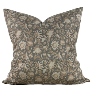 Peut inclure: Un coussin de décoration gris et beige avec un motif floral. Le coussin est fait d'un tissu doux en lin.