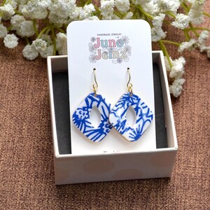 Boucles d'oreilles bleues et blanches, boucles d'oreilles pendantes en pâte polymère