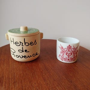Vintage 1oz Frans kruid steengoed kleine pot met deksel en Franse rode print Que Maille Qui M'aille keramische mosterdpot cursief reclame