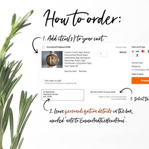 Pode incluir: Um guia passo a passo sobre como encomendar uma placa familiar personalizada da EmmaAndTheBeanHOME. A imagem mostra uma placa redonda de madeira com uma letra R, uma caixa de texto para os detalhes de personaliza&ccedil;&atilde;o e uma tela de pagamento com op&ccedil;&otilde;es de envio.