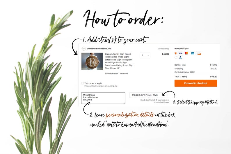 Pode incluir: Um guia passo a passo sobre como encomendar uma placa familiar personalizada da EmmaAndTheBeanHOME. A imagem mostra uma placa redonda de madeira com uma letra R, uma caixa de texto para os detalhes de personaliza&ccedil;&atilde;o e uma tela de pagamento com op&ccedil;&otilde;es de envio.