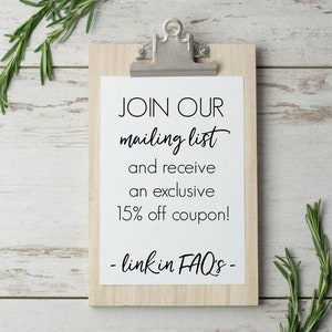 Pode incluir: Um sinal branco com texto preto em uma prancheta de madeira. O sinal diz "JOIN OUR mailing list and receive an exclusive 15% off coupon! - link in FAQ's - "