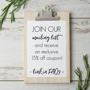 Pu&ograve; includere: Un cartello bianco con testo nero su una clipboard di legno. Il cartello dice "JOIN OUR mailing list and receive an exclusive 15% off coupon! - link in FAQ's - "