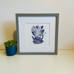 Flores azules en una tetera, impresión linográfica original