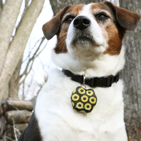 Dapper Dog - Dog Tag Silencer with Tag Ring (Yellow Paw Prints)