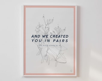 Op de afbeelding: Een zwart-witte lijntekening van een bloem met de tekst "AND WE CREATED YOU IN PAIRS THE NOBLE QURAN 78:8" gedrukt onder de bloem. De afbeelding is ingelijst met een wit frame en een roze passe-partout.