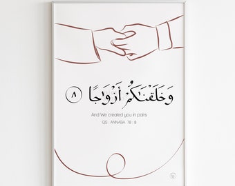 Op de afbeelding: Een minimalistische lijnkunstprint van twee handen die elkaar vasthouden, met de Arabische tekst "وَخَلَقْنَاكُمْ أَزْوَاجًا )" en de Engelse vertaling "And We created you in pairs" eronder. De tekst bevat ook de Koranverwijzing "QS: ANNABA 78:8".
