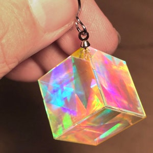Niji cube earring _ single _ size 2cm x 2cm x 2cm _ weight 10g _ pattern dichroic , prism , dichroic prism Dichroic prism ice