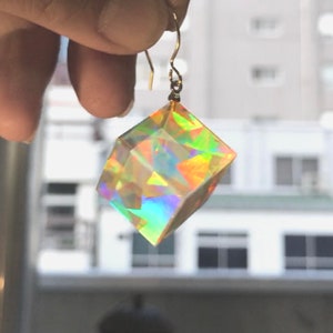 Niji cube earring _ single _ size 2cm x 2cm x 2cm _ weight 10g _ pattern dichroic , prism , dichroic prism Prism cracked ice
