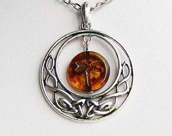 Collier pendentif libellule en ambre (verre tchèque) dans un cercle celtique - bijoux Sassenach - inspiré d'Outlander