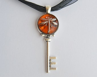 Libellule en ambre (verre tchèque) Clé en argent du collier pendentif Lallybroch - Bijoux Sassenach - Outlander inspiré