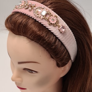 Diadema de terciopelo texturizado rosa oscuro con piedras preciosas, flores, cristales y diamantes de imitación, diadema para mujer, tocado hecho a mano, corona para niña.