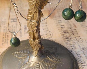 Calming Vintage Lustrous Jade Necklace and Earrings Set