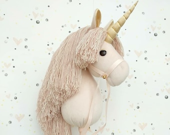 Licorne rose clair sur un bâton pour enfant avec corne dorée de conte de fées. Dimensions de plus de 70 cm.